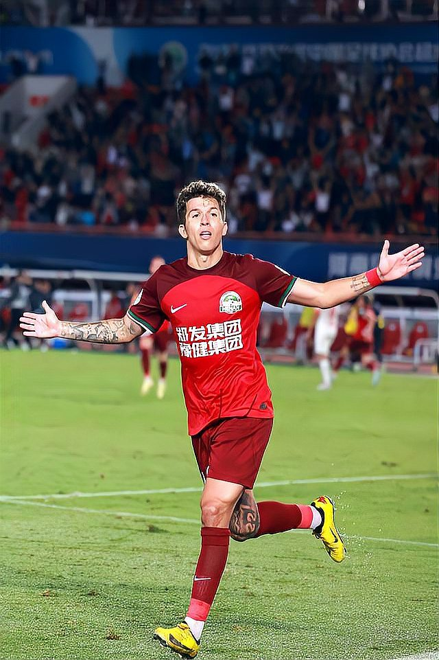 足球比赛再次引发狂热，球员们备战期待胜利