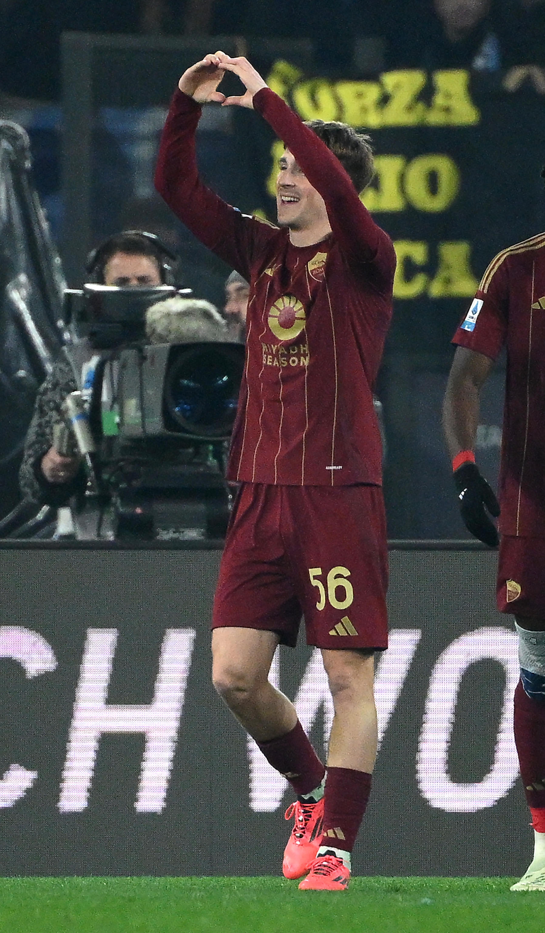 包含罗马客场-击败克罗托内，稳固前四位置的词条