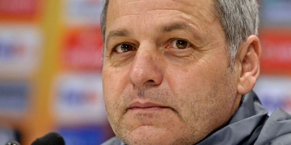 关于里昂主帅公开批评球队表现不佳，呼吁全队警醒的信息