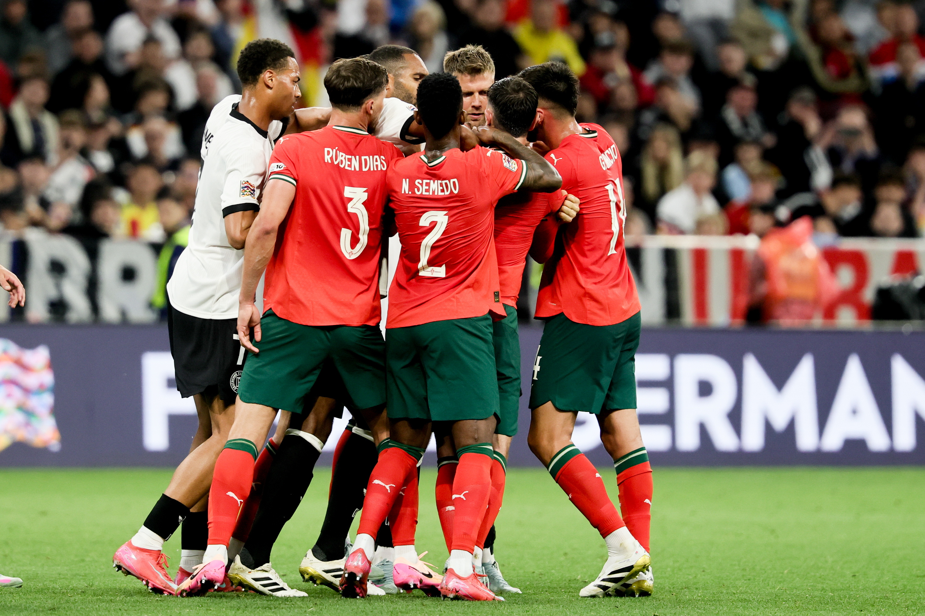 包含欧国联小组赛资格赛程竞争退后一筹颇深的词条