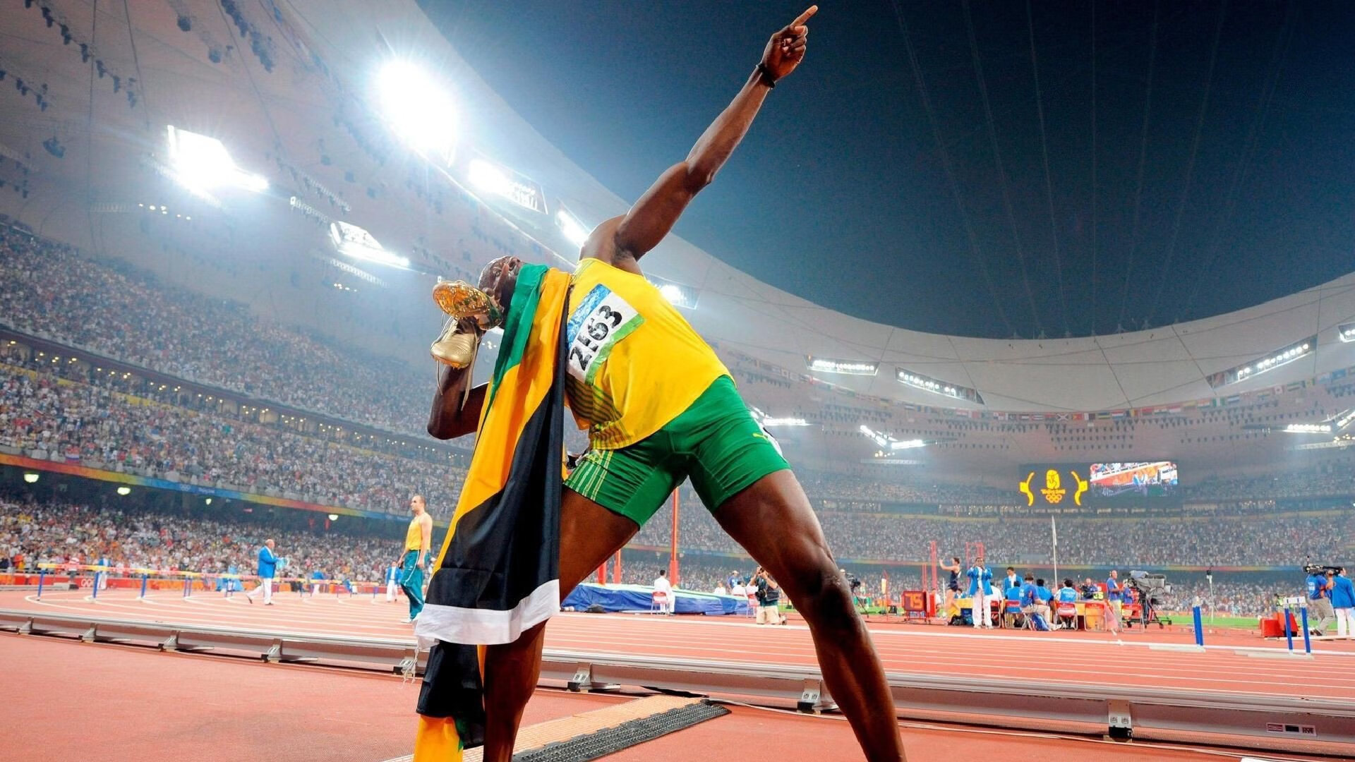 阿隆索统治全场，梅赛德斯惊天逆转红牛二队—一场定义赛季的经典战役